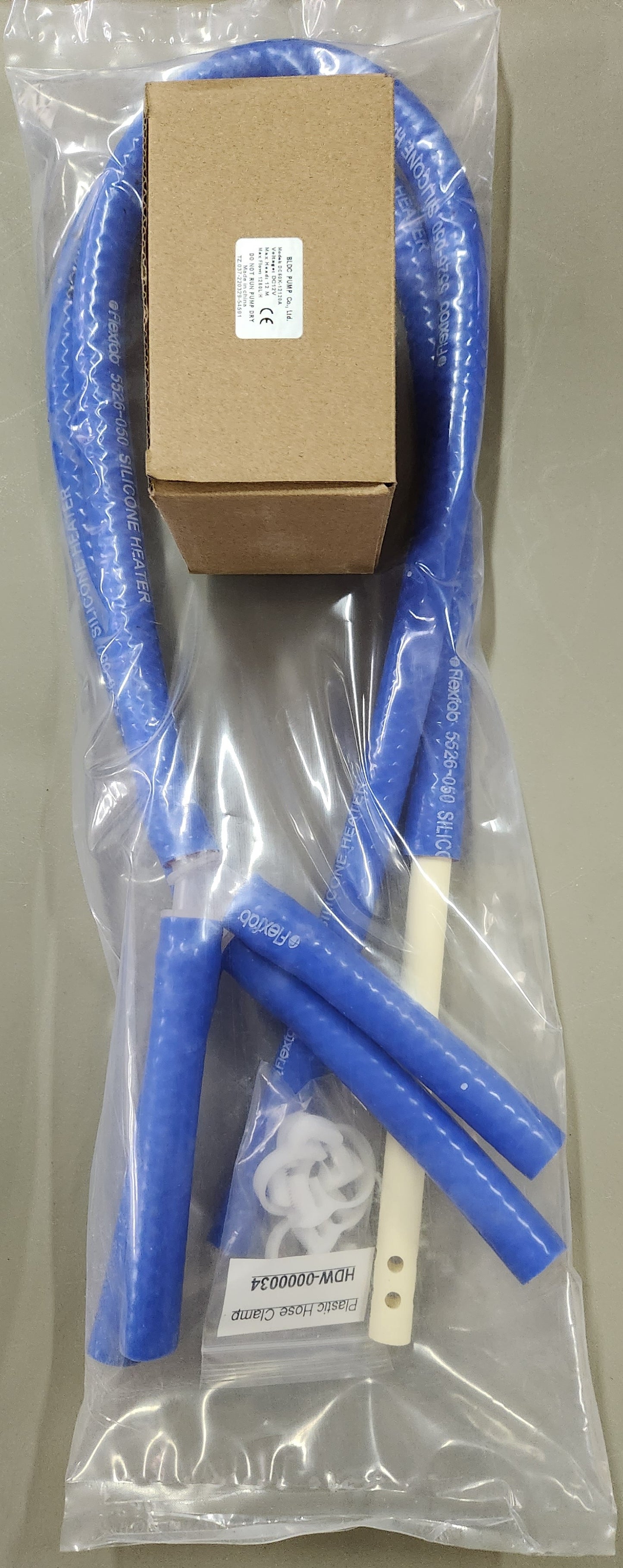 the loop pump with splitter kit contains a pump, one loop hose with a splitter. One return hose with a white pipe end and a splitter rend and 4 clamps to connect pex pipes to the HUG Hydronics system easily and with no tools